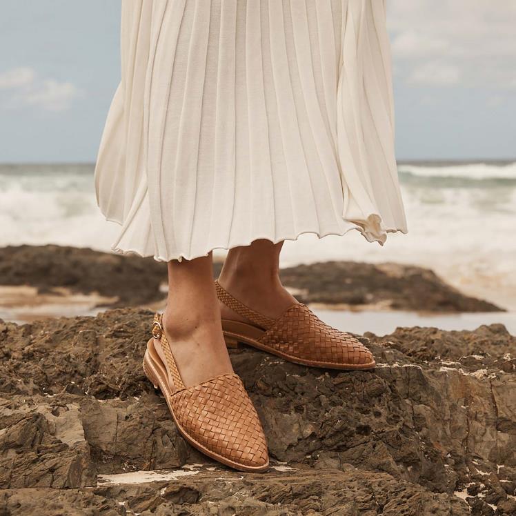 Bared Footwear mujer garza sandalias planas de cuero marrón claro 4Z004257