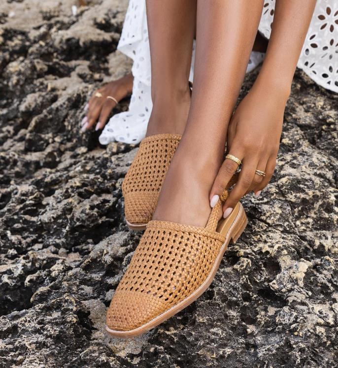 Bared Footwear mujer paro sandalias planas de cuero tostado 4Z004213